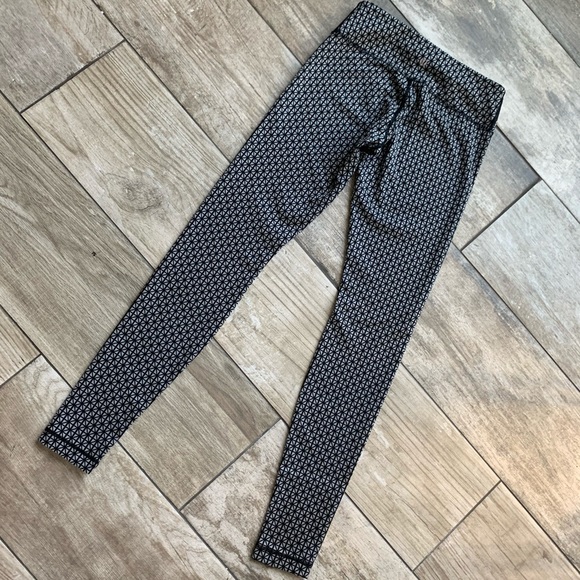 Lululemon • Black & Gray Wunder Under Leggings • 4 - Picture 12 of 16